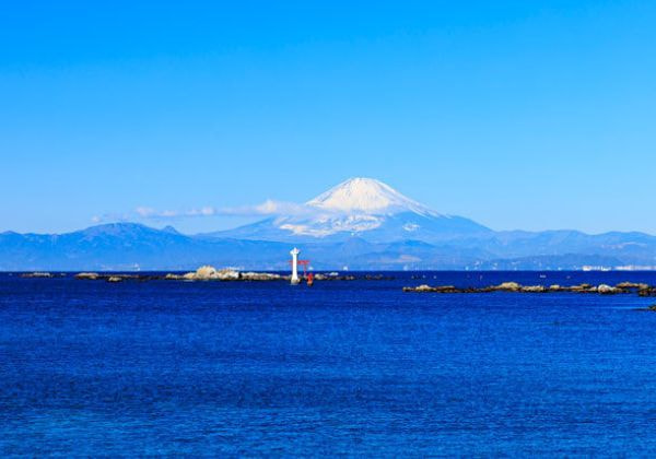 湘南・江ノ島沖から望む富士山の絶景。相模湾での海洋散骨にふさわしい美しい景観