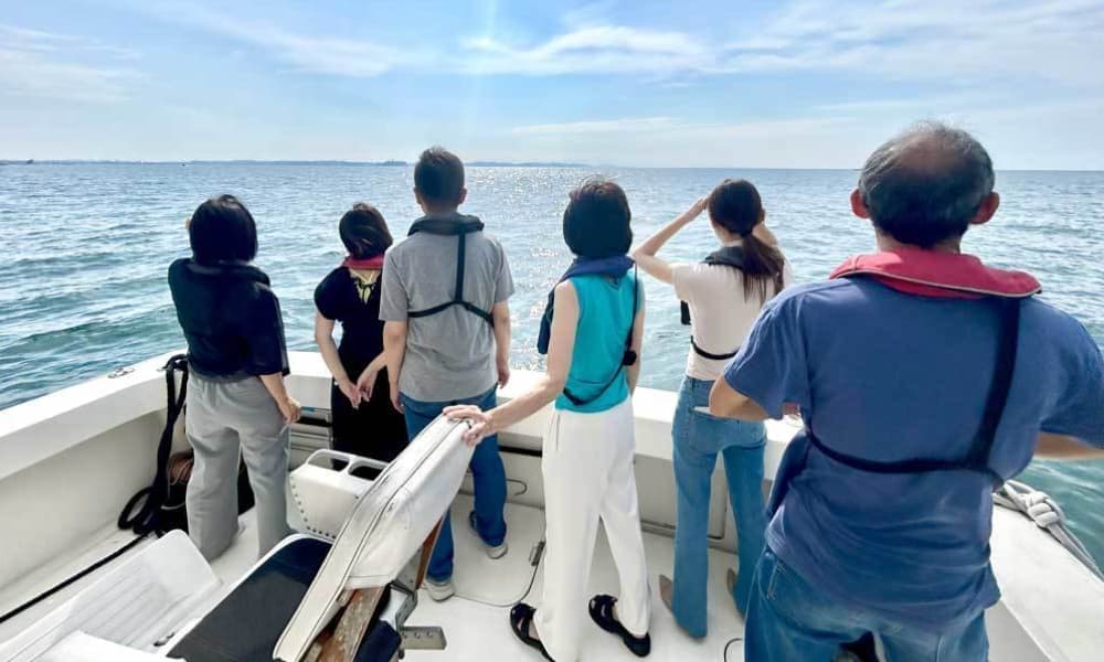 海洋散骨後、散骨した海域を静かに見つめながら故人を見送るご家族の様子