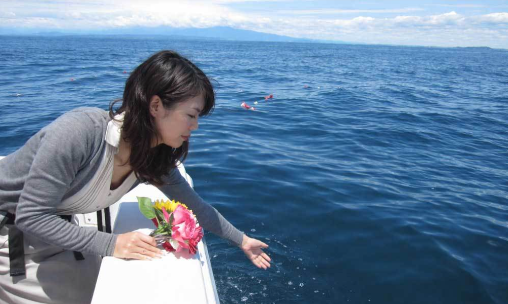 湘南葉山沖の合同散骨｜江の島を望む海で家族が故人を見送る海洋散骨の様子
