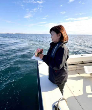 横浜ベイブリッジ沖でご遺骨を散骨する清蓮スタッフ