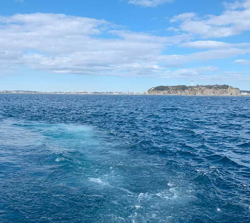 穏やかな海と海洋散骨のガイドライン